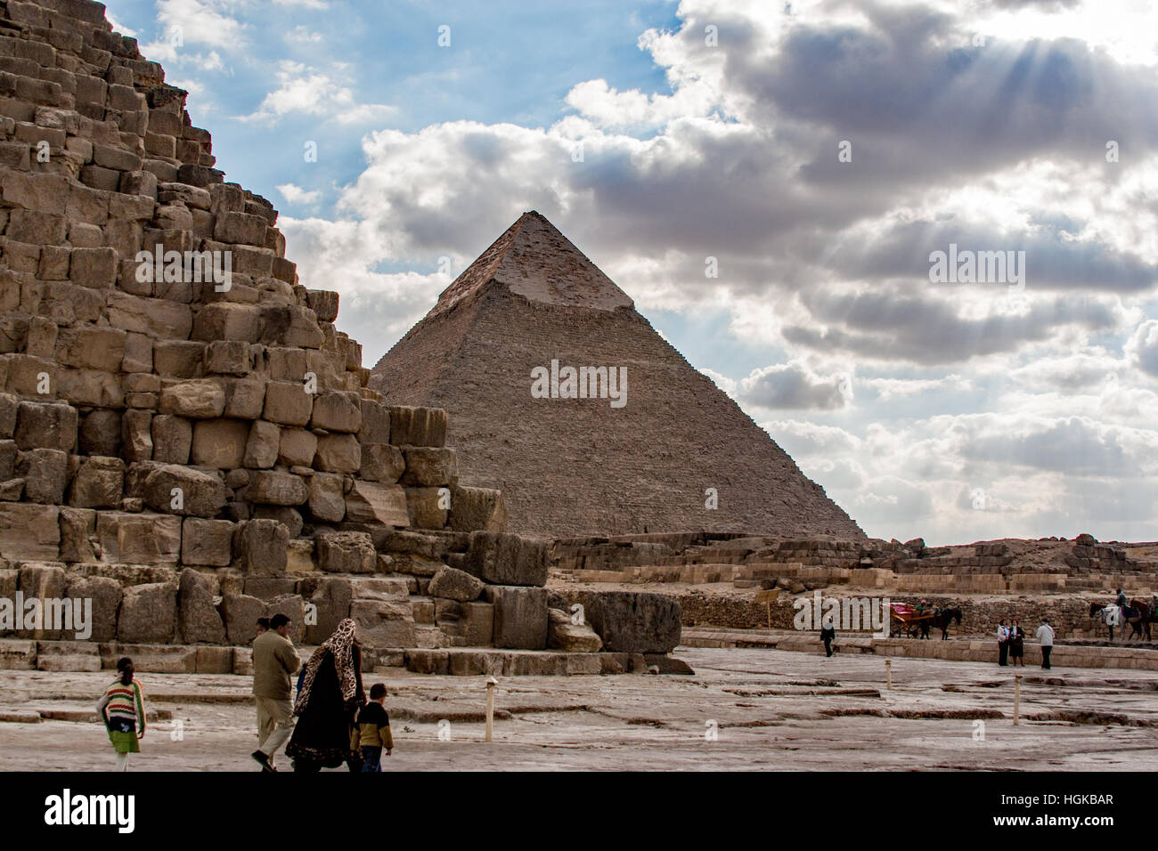 Visitando le grandi piramidi di Giza a Il Cairo è popolare tra la gente del posto e turisti. Costruito da 4 sovrani della dinastia di Egitto. Foto Stock