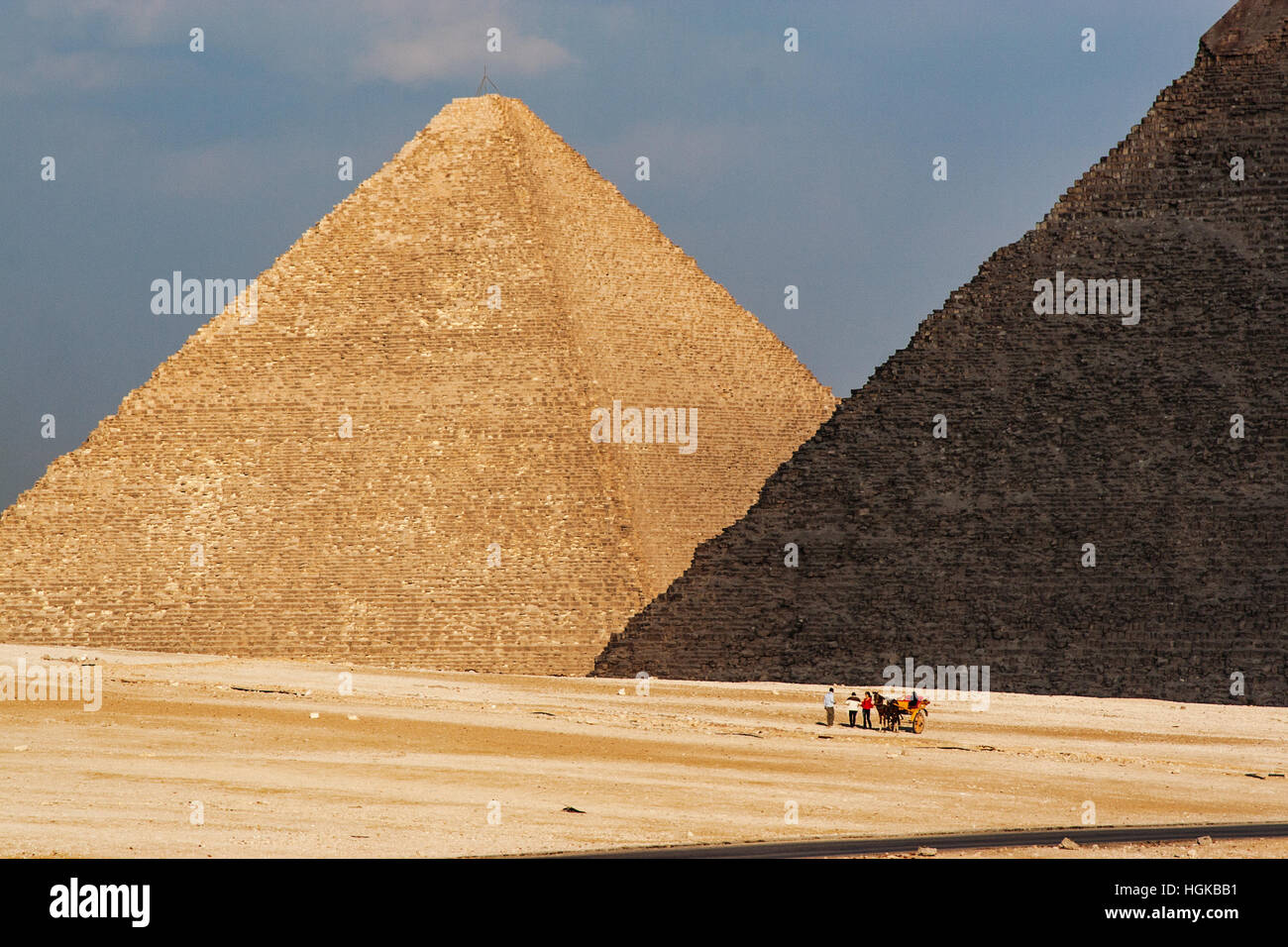 Le piramidi di Giza si trova nella parte sud-ovest del Cairo è una popolare destinazione turistica. Guidate da cammello sono popolari modo di vederli Foto Stock