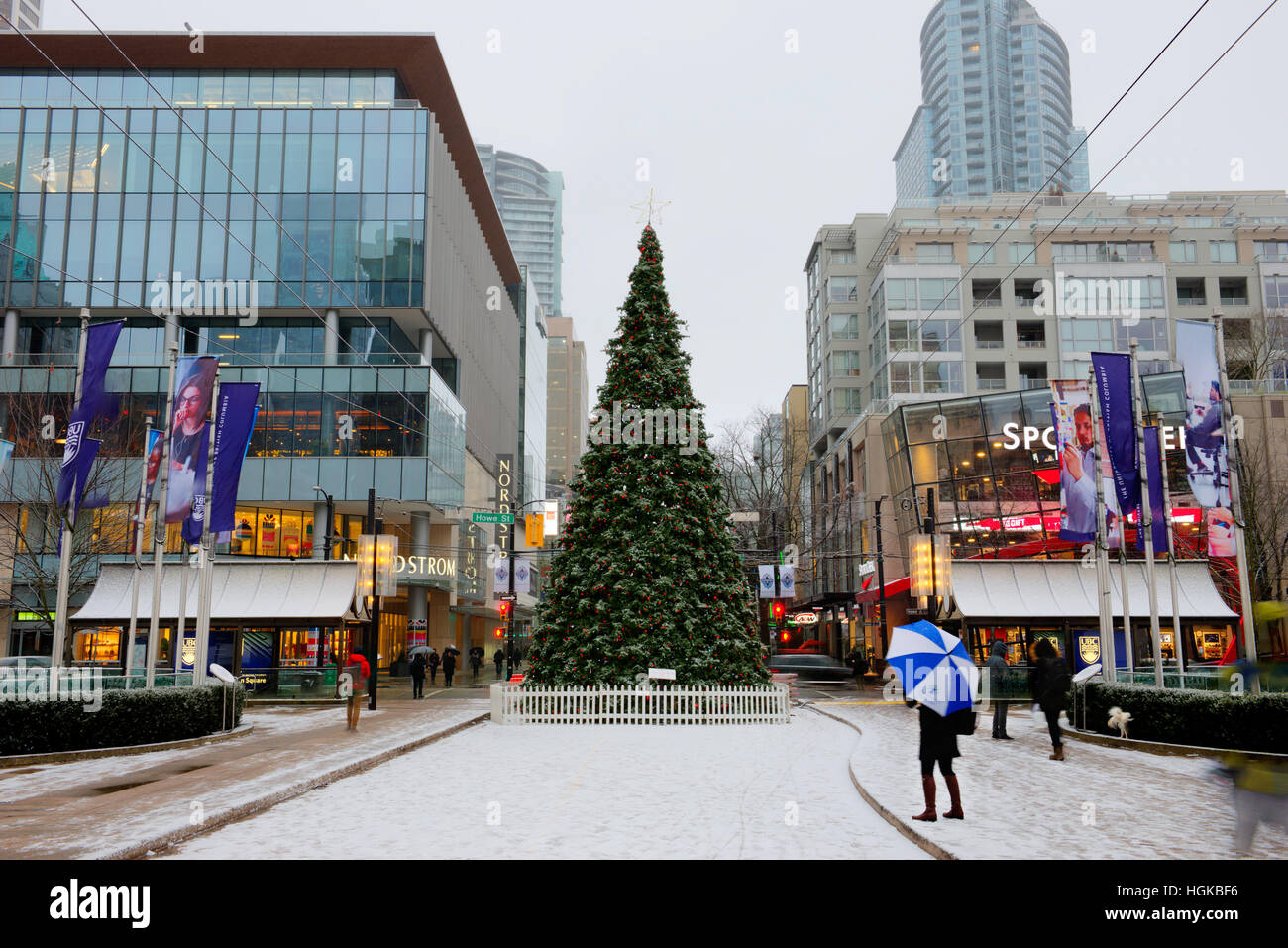 Vancouver, BC, Canada - 9 Dicembre 2016 - Albero di natale su Robson Street a Vancouver. Foto: © asta http://bit.ly/RM-Archives di montagna Foto Stock