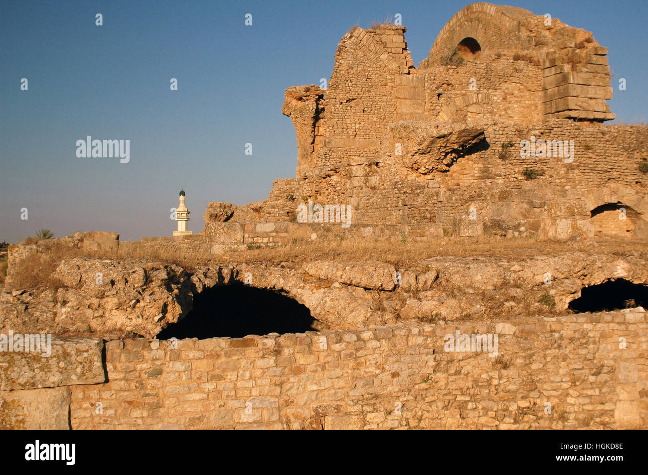 Di epoca romana semi-rovine sotterranee a Bulla Regia sito archeologico: Jendouba, Tunisia con moschea moderna in background Foto Stock