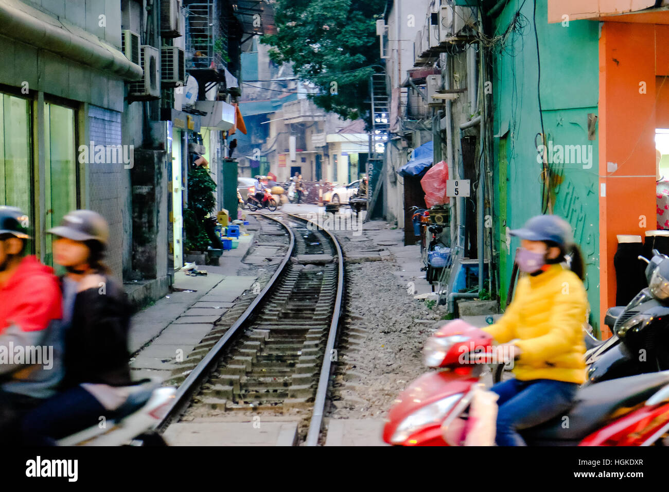 Binario ferroviario in esecuzione attraverso il centro di Hanoi, Vietnam Foto Stock