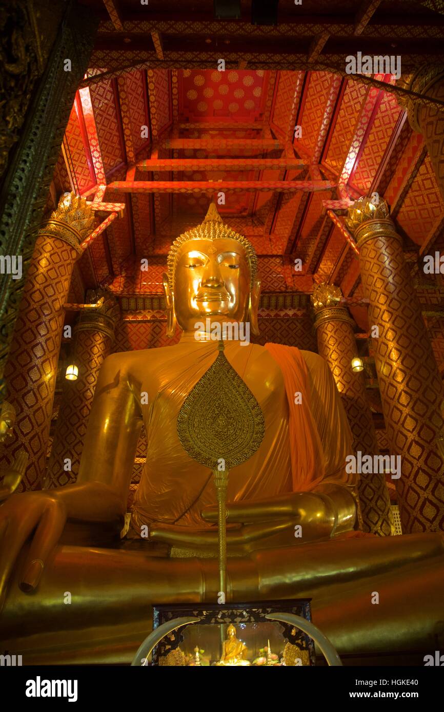 Un grande Buddha a del vecchio Siam città capitale di Ayuttaya, Thailandia Foto Stock