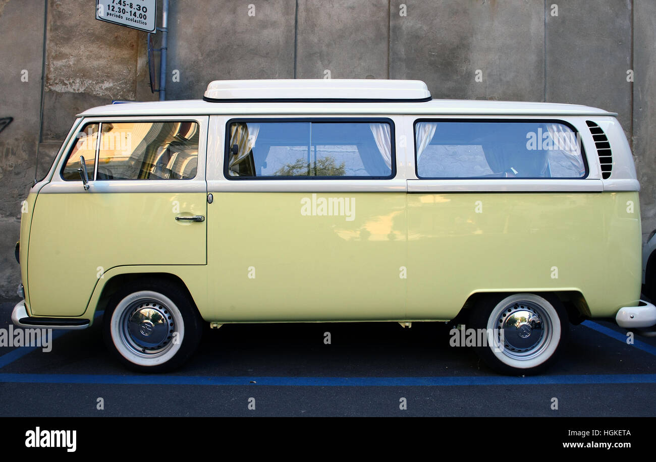 Giallo Volkswagen van Foto Stock