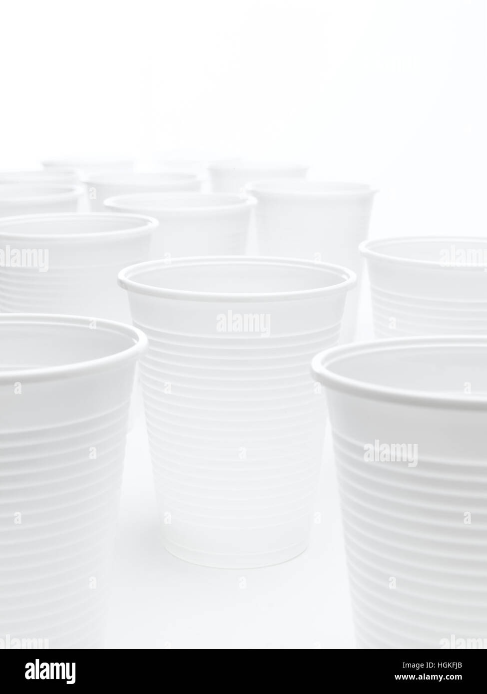 I bicchieri di plastica su sfondo bianco Foto Stock