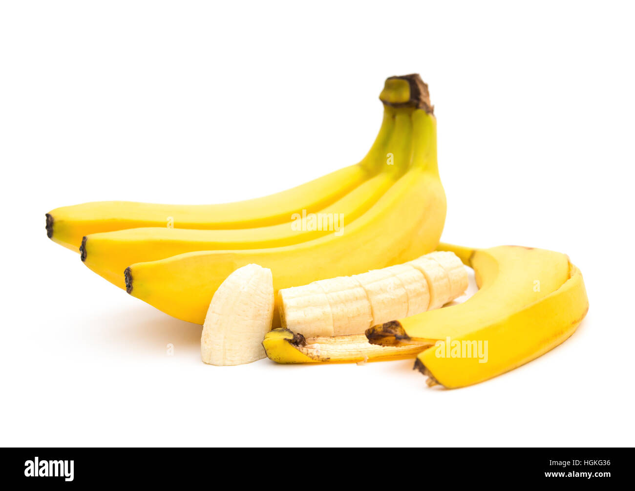 Banana e fette di banana e la pelle su sfondo bianco Foto Stock