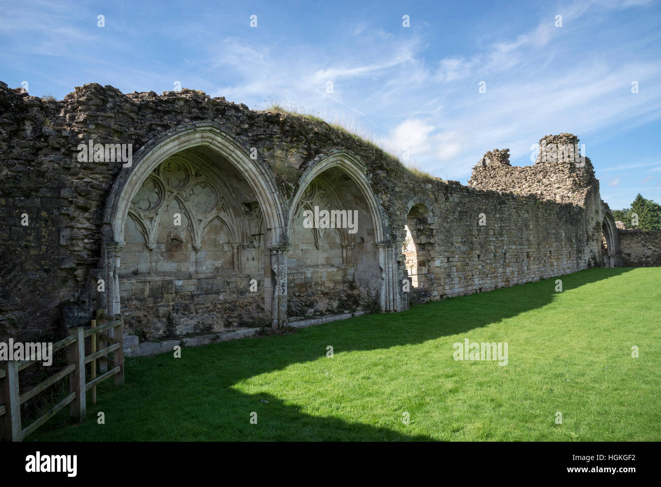 Rovine di Kirkham Abbey (Kirkham Priory) accanto al fiume Derwent nel North Yorkshire. Foto Stock