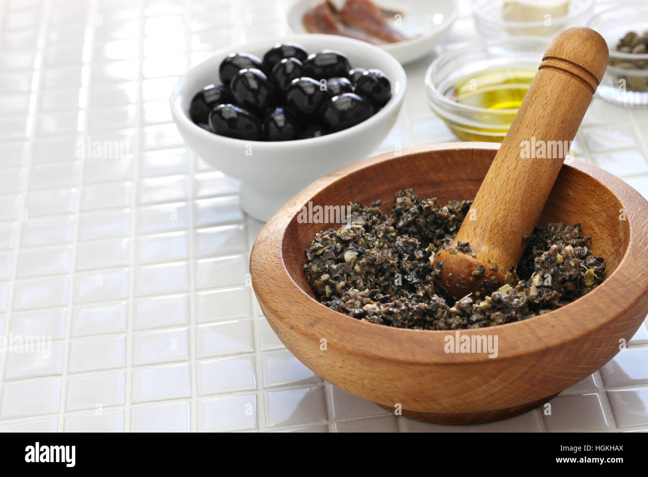 Rendendo tapenade, francese pasta di olive nere Foto Stock
