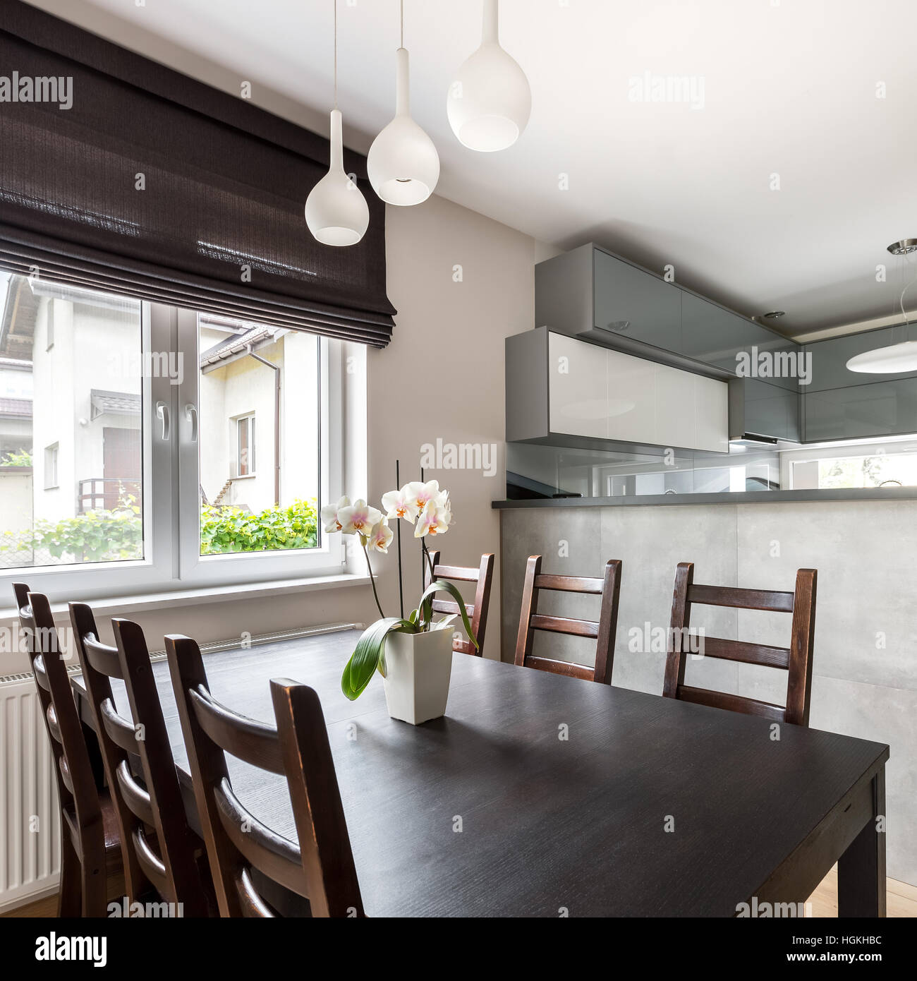 In Legno Massiccio Tavolo Da Pranzo E Sedie In Piedi Nella