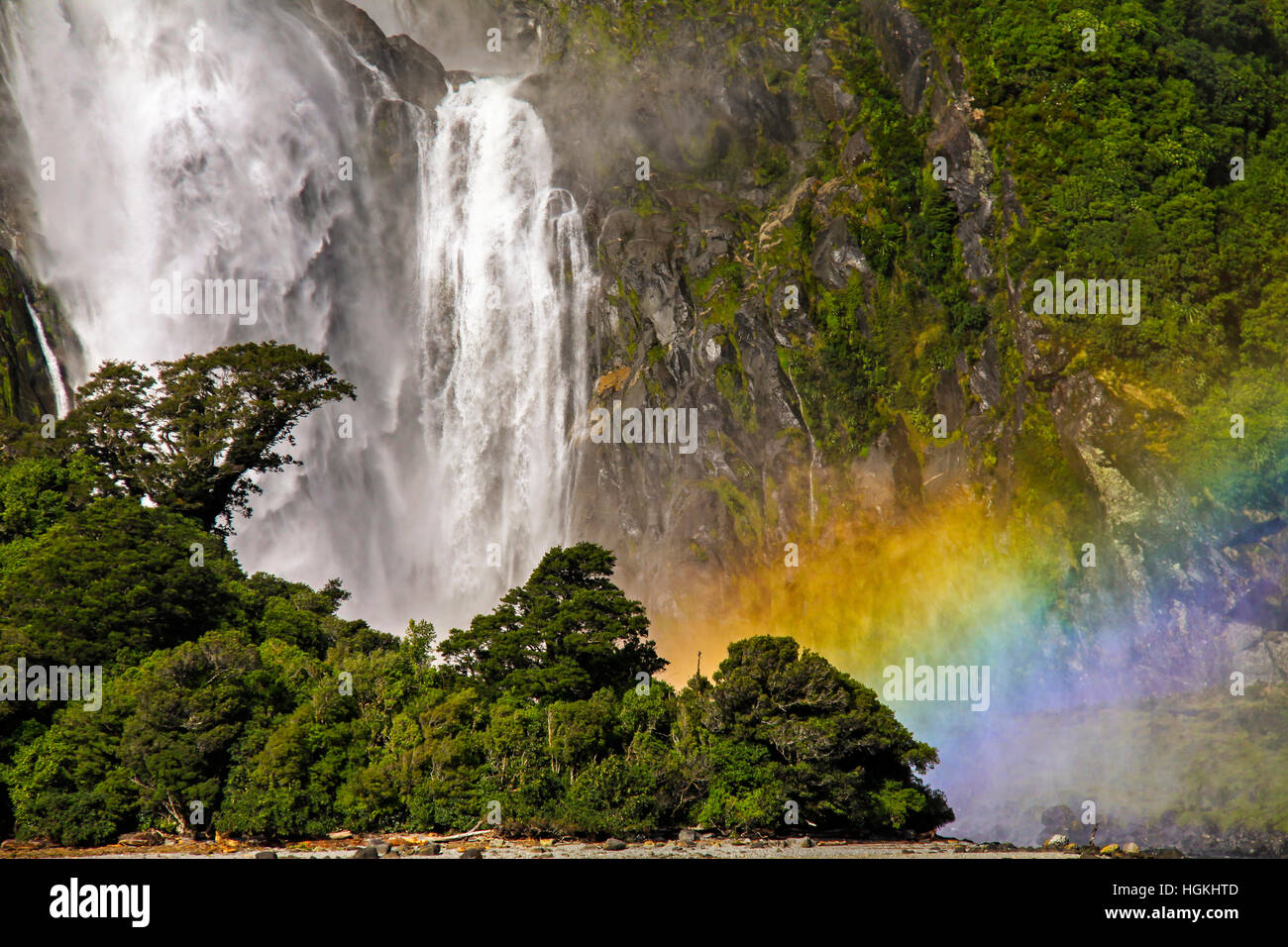 Lussureggiante foresta pluviale Rainbow Colors Spectrum Cascading Bowen Waterfall Milford Sound Scenic Landscape, Fiordland National Park, New Zealand South Island Foto Stock
