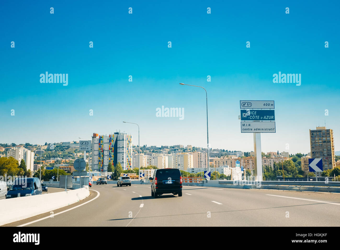 Nizza, Francia - 28 Giugno 2015: il movimento di veicoli in autostrada Autostrada A8 nei pressi di Nizza, Francia Foto Stock