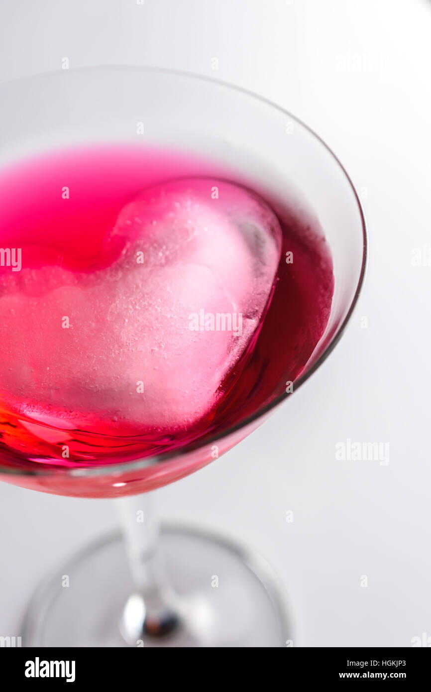 A forma di cuore di ghiaccio in un bicchiere d'acqua. Foto Stock