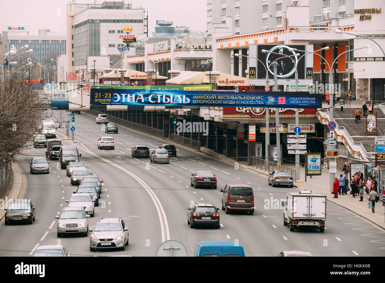Minsk, Bielorussia - Aprile 6, 2016: il traffico su strada Nemiga a Minsk. Trading House su Nemiga - vecchio era Sovietica trade center shopping mall Foto Stock