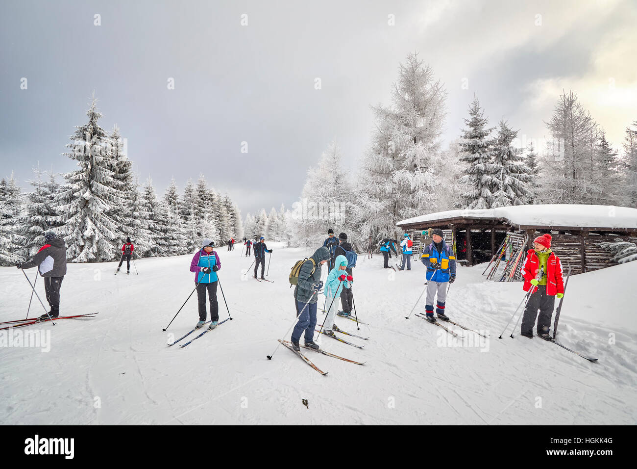 I fondisti in appoggio su sentieri intersezione. Foto Stock