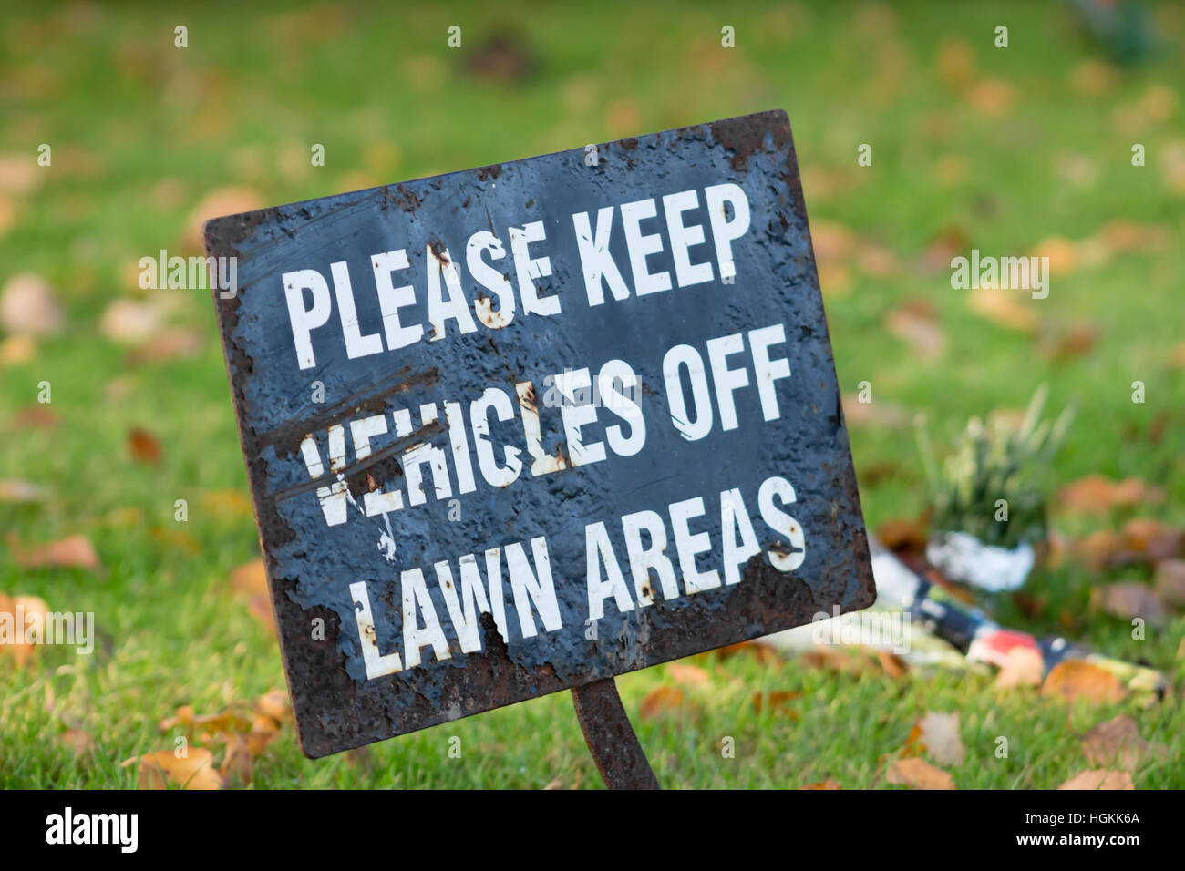 Un vecchio arrugginito dicendo di segno si prega di tenere i veicoli off prato e aree di erba Foto Stock