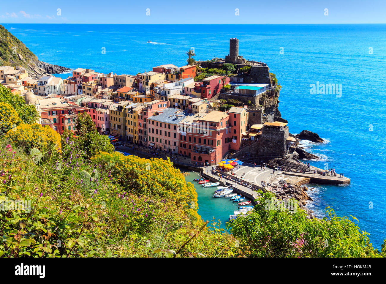 Vernazza famoso villaggio di pescatori sulla ripida costa di Cinque Terre d'Italia. Sentiero collega i villaggi. Foto Stock