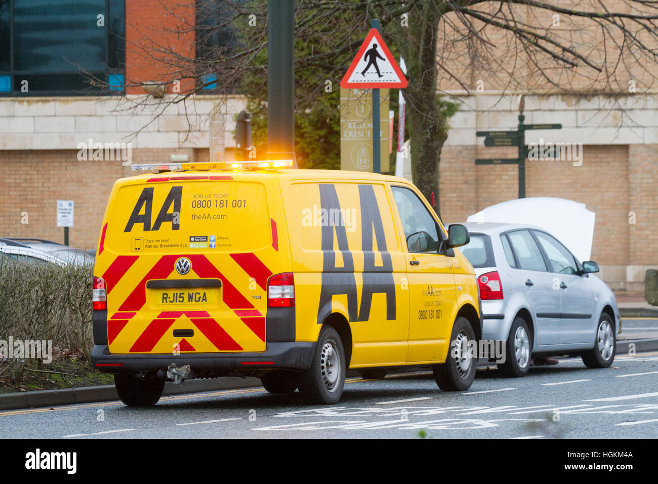 Servizio di assistenza in caso di guasto di emergenza AA 24 ore su 24; riparazione stradale a VW Volkswagen Motor Vehicle, Manchester, UK Foto Stock