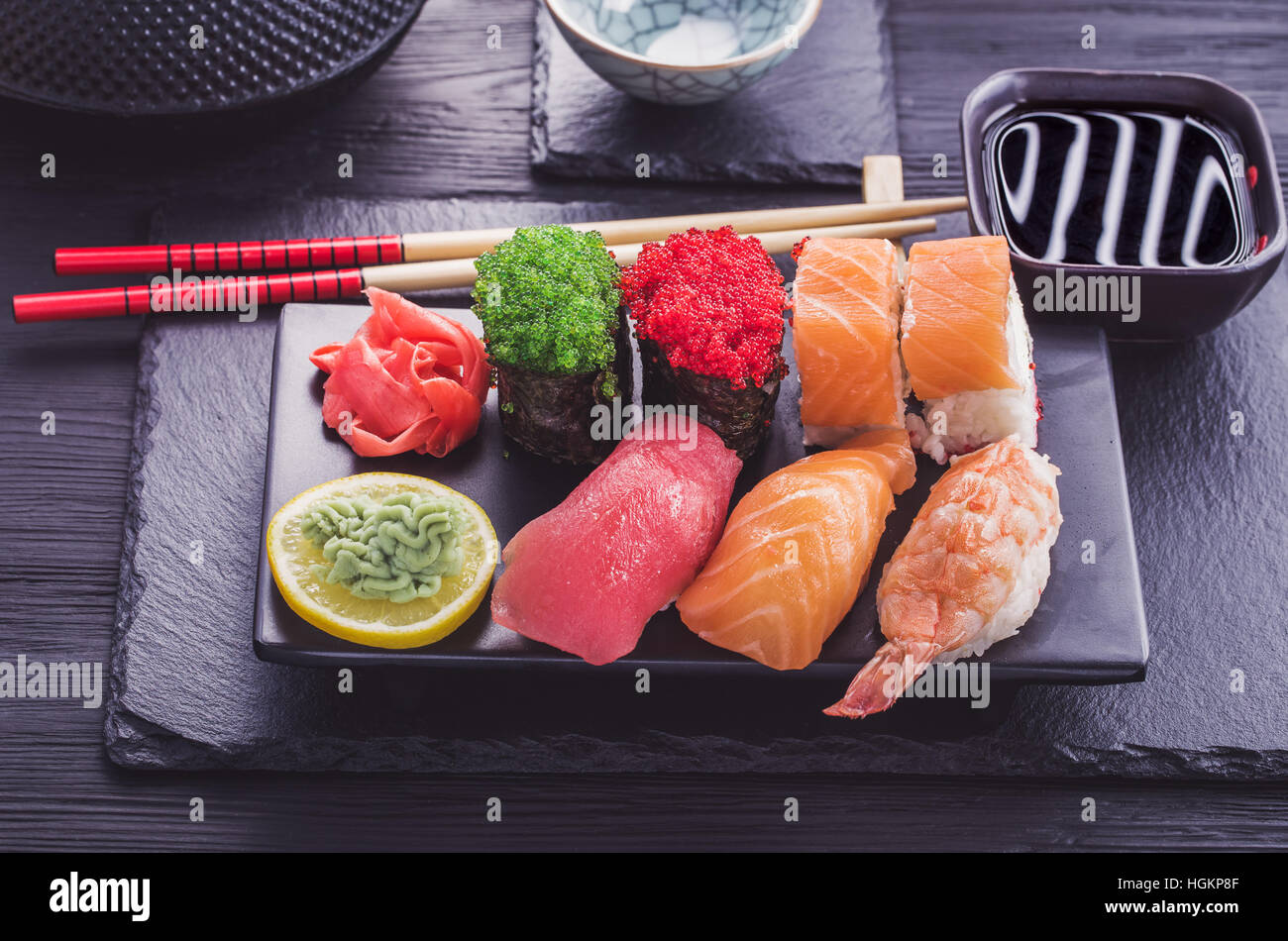 I sushi giapponesi La impostato su vasellame nero Foto Stock