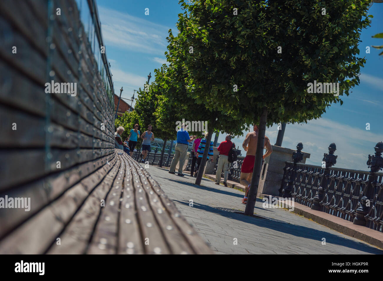 Dinamic city scape boschi parco jogging walking sport colorati citylife estate calda spiaggia meteo Foto Stock