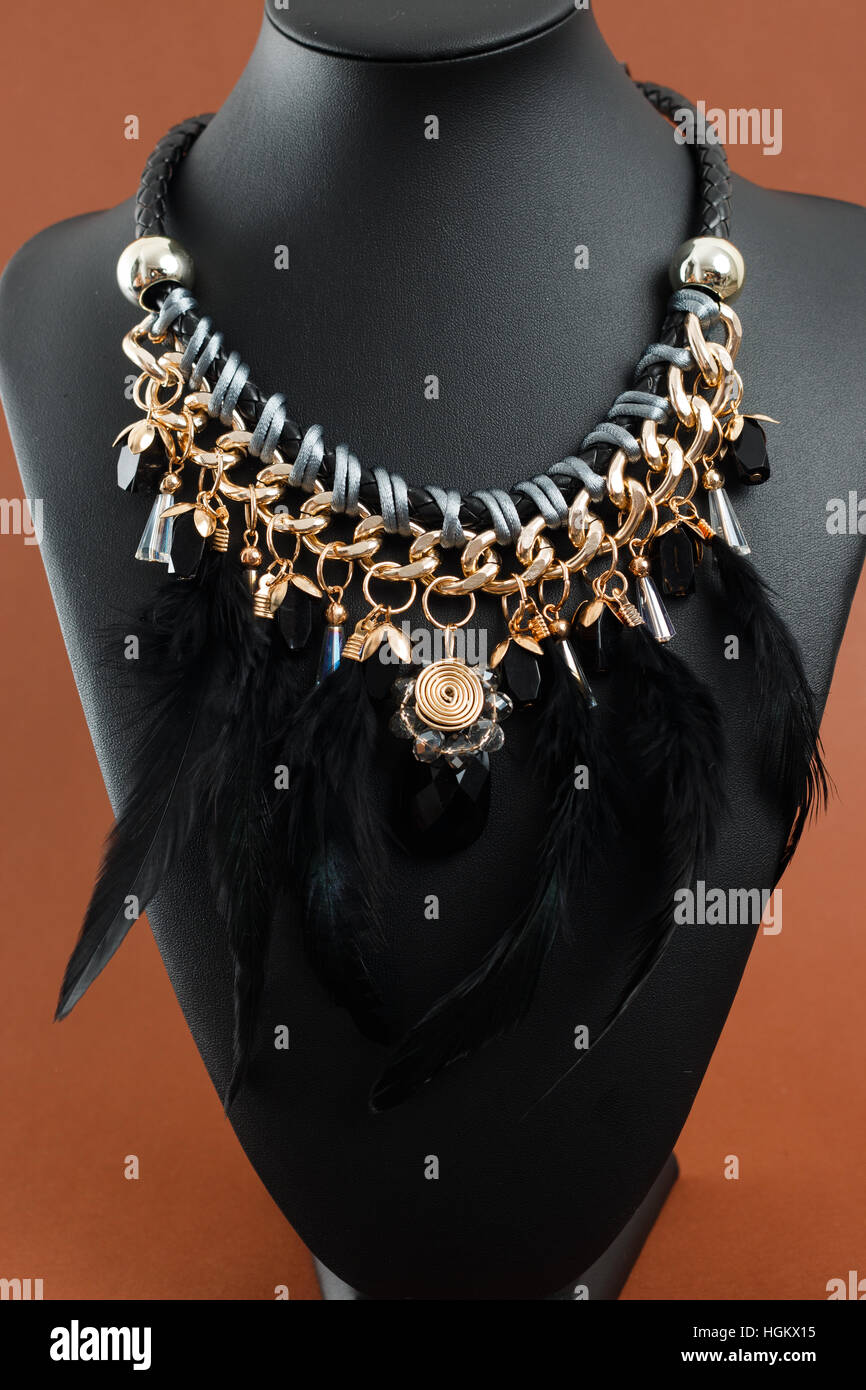 Donna su collana in pelle nera manichino shot con illuminazione artificiale Foto Stock