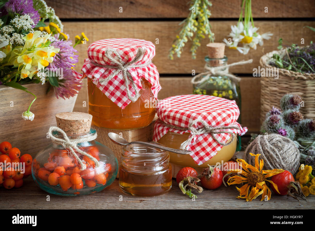 Barattoli di miele, bottiglie di sano di erbe e di erbe curative grappoli. Medicine a base di erbe e prodotti nutraceutici. Foto Stock