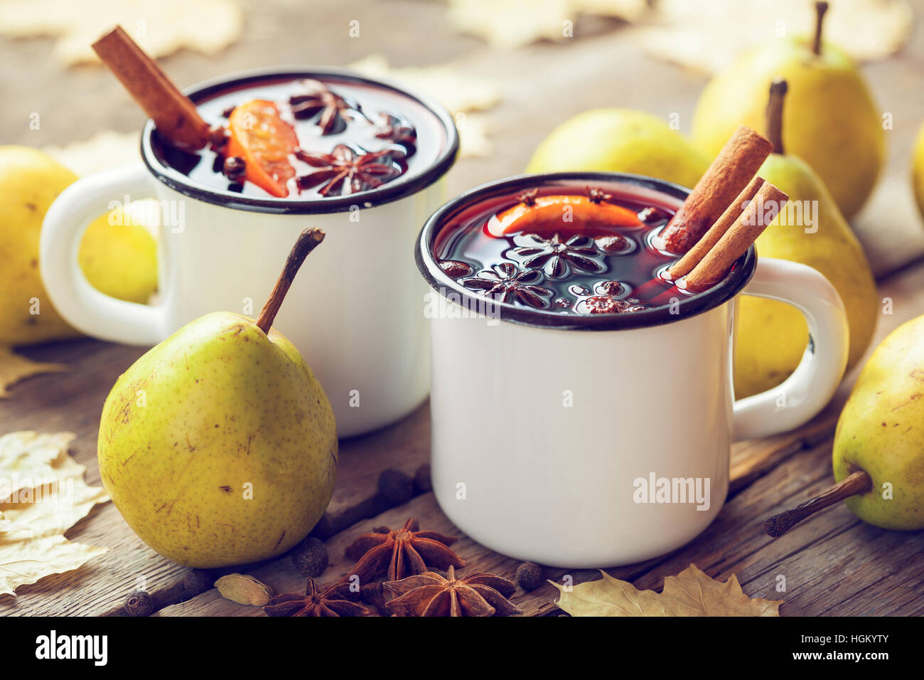 Vin brulé in bianco tazze rustico con spezie e frutti di pera. Autunno ancora in vita. Vintage stilizzato. Foto Stock