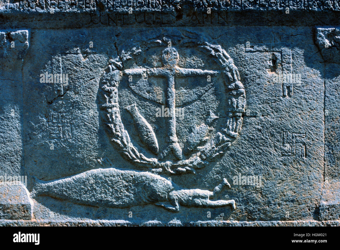 Jonas e la guerra e una Croce Cristiana in pietra scolpita cristiano bizantino tomba o sarcofago. A Konya Museo archeologico della Turchia Foto Stock