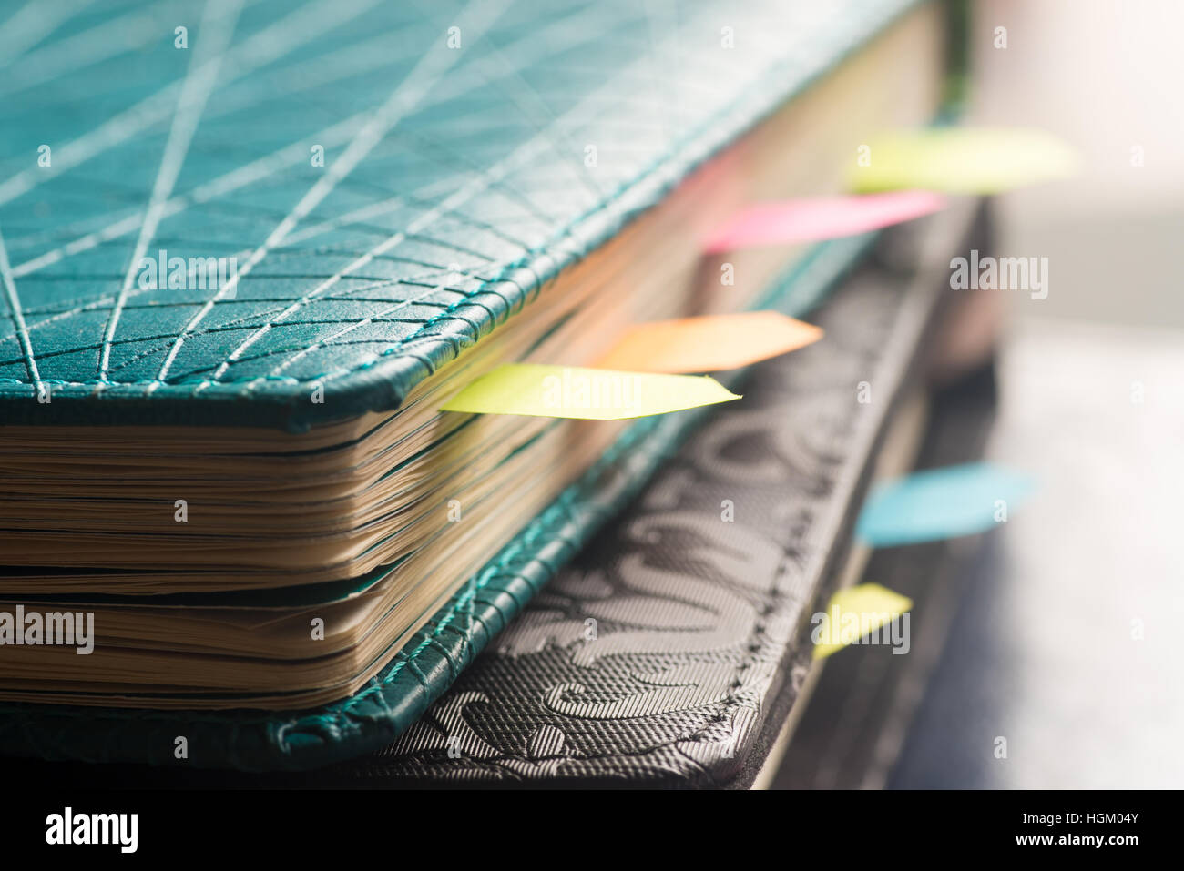 Primo piano al planner con adesivi colorati Foto Stock