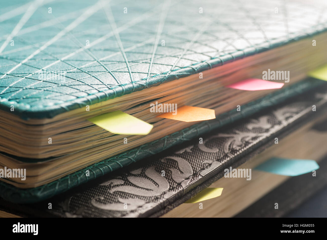 Primo piano al planner con adesivi colorati Foto Stock