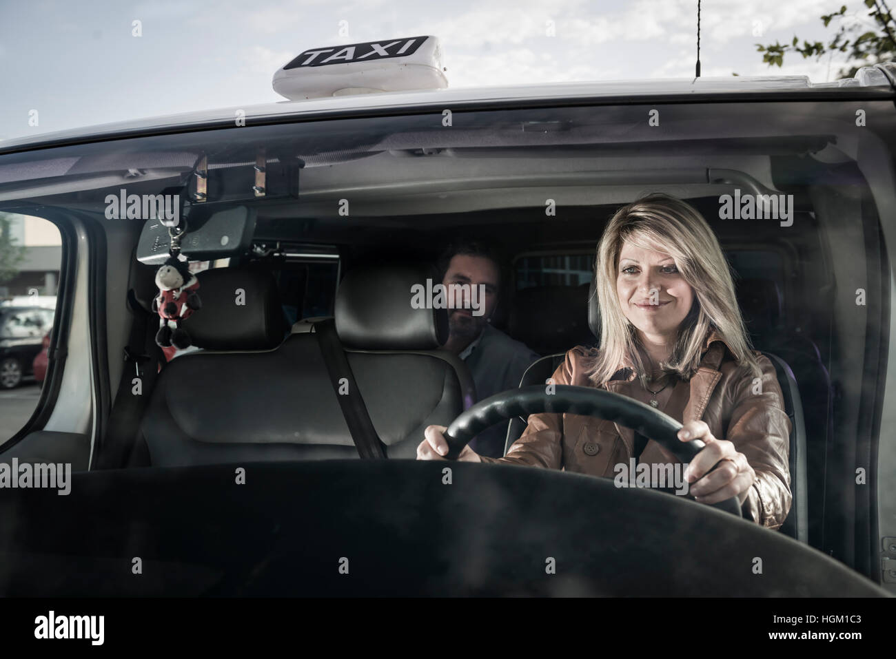 Taxi femmina conducente e passeggero Foto Stock