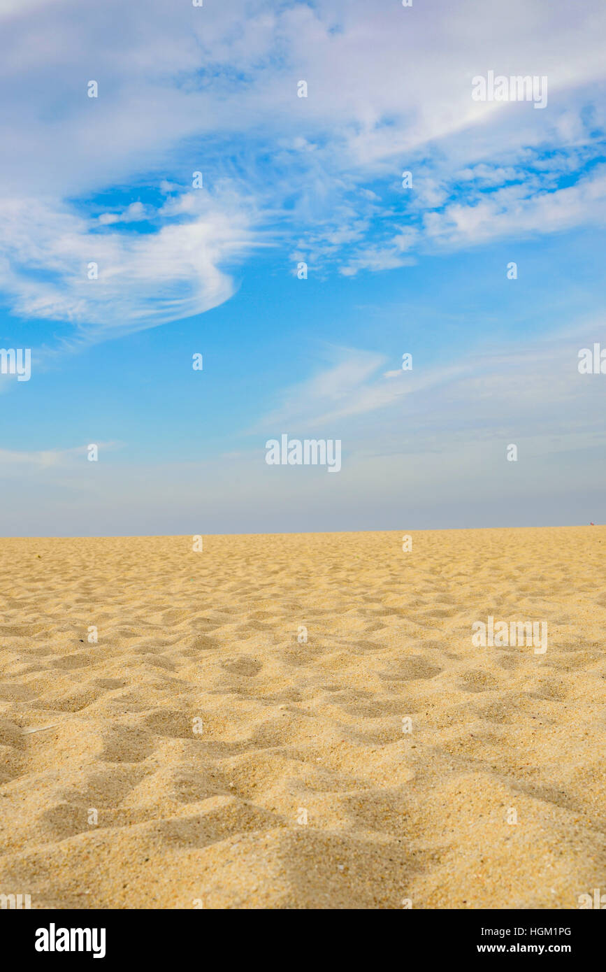 Wispy nuvole, giornata di sole e cielo blu, spiaggia di sabbia, sabbia, spiaggia, blu, bianco Foto Stock