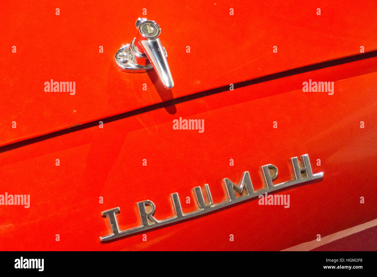 Auto Triumph Badge con il nominativo su un trionfo TR3a due posti auto sportive, REGNO UNITO Foto Stock