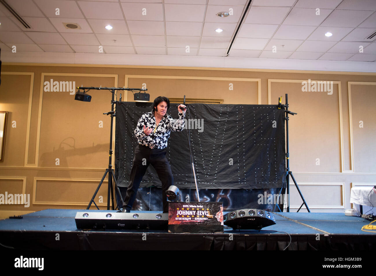 Elvis contest in Birmingham. Un tributo di Elvis atto esercitarsi su un palco. Foto Stock