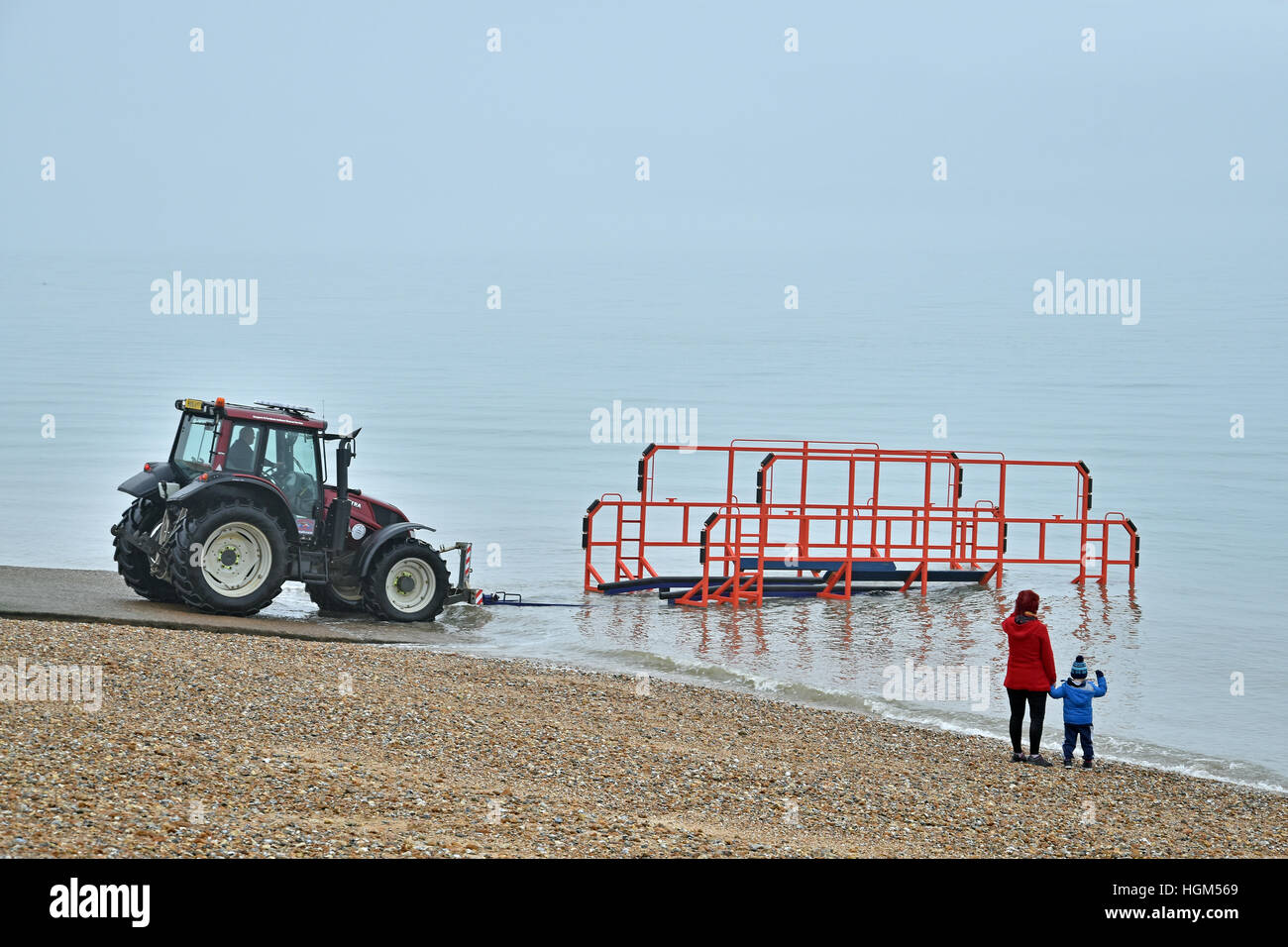 Membri di Gosport & Fareham costiera servizio di salvataggio di ritornare su una mattinata nebbiosa in una nervatura gonfiabile trainato da un trattore. Foto Stock