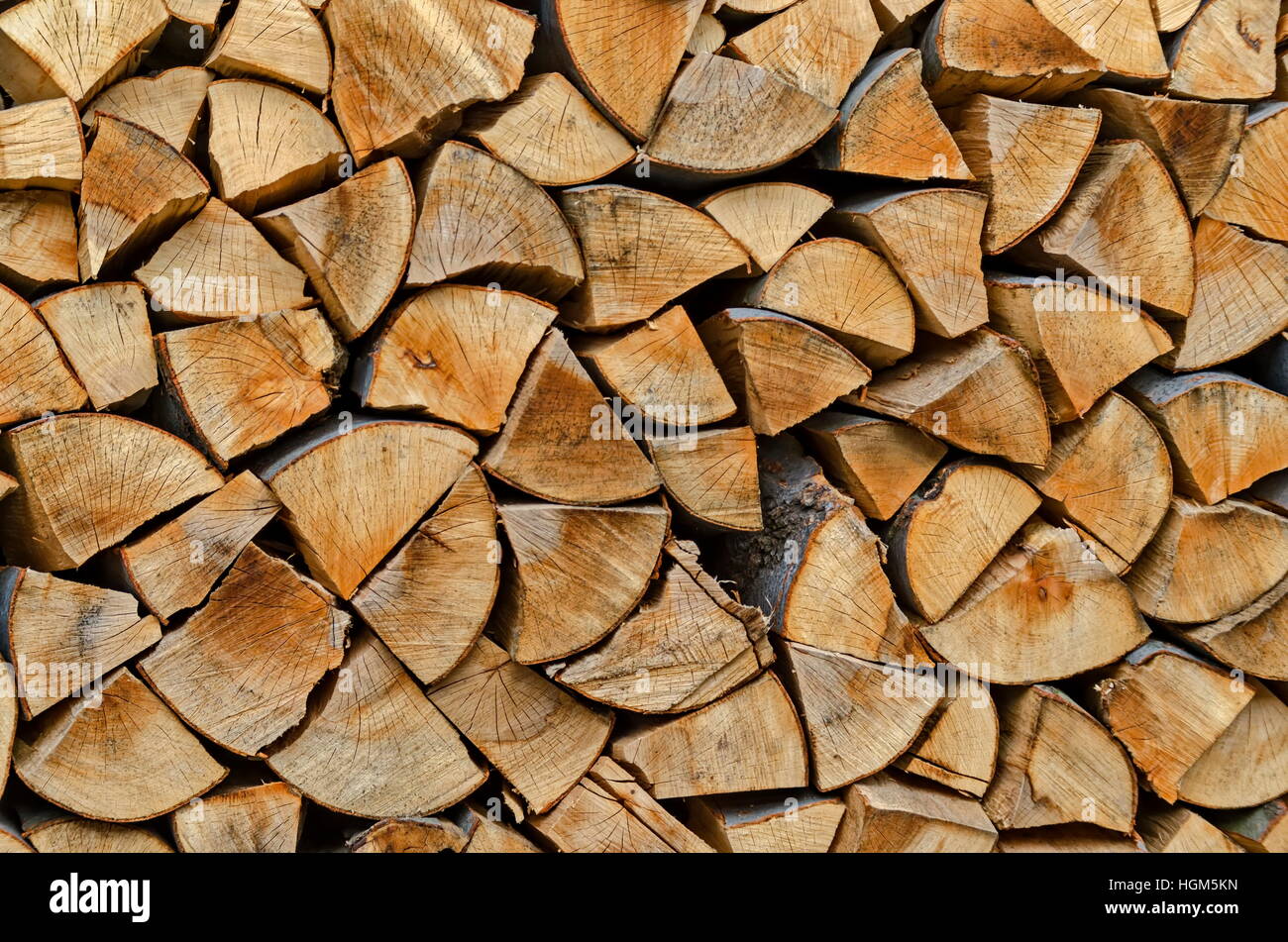 Catasta di legna da ardere spaccati preparato per l'inverno, Lakatnik, Bulgaria Foto Stock