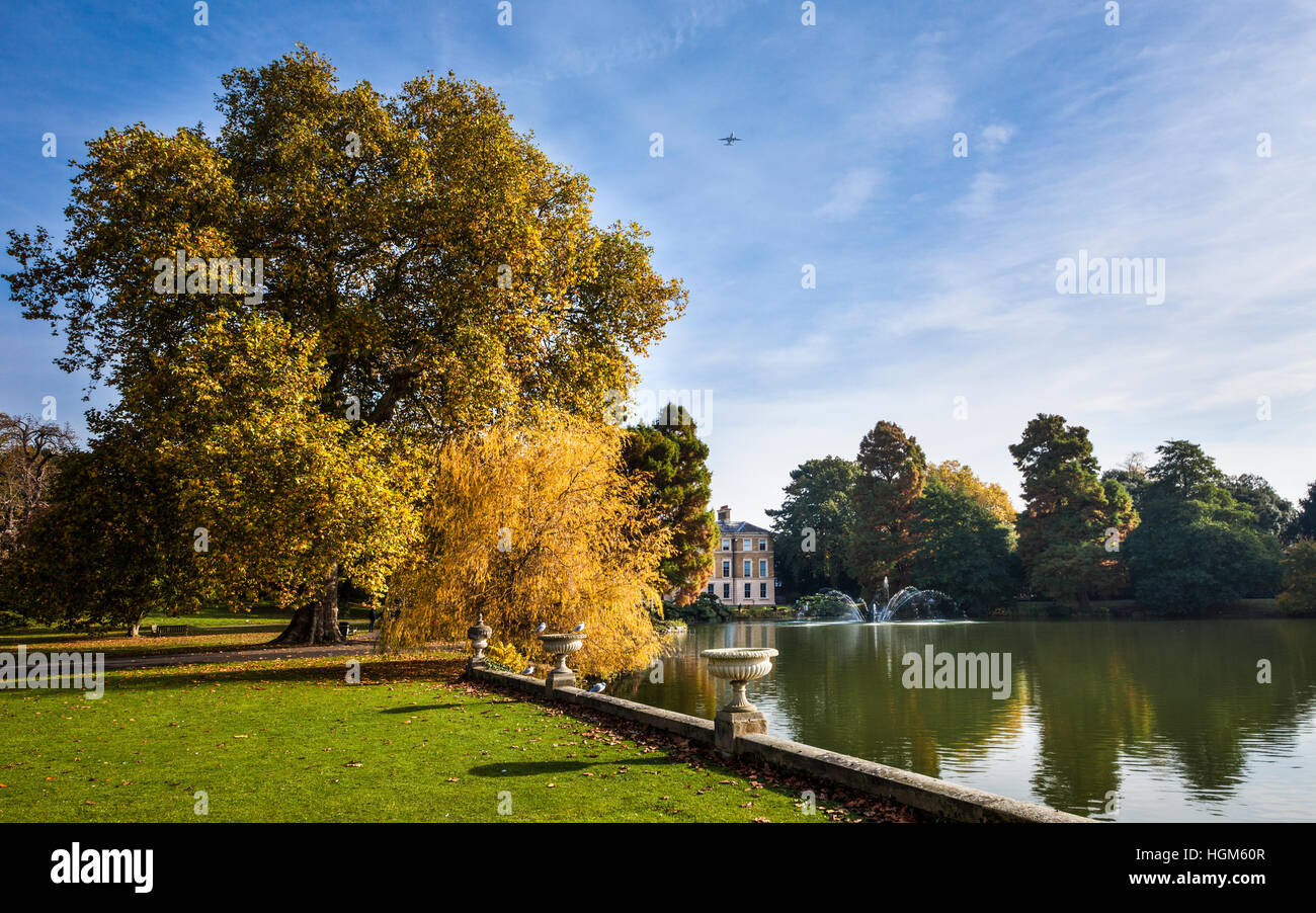 La Casa delle Palme Parterre con display floreali di circa 16.000 piante, Kew Royal Botanical Gardens, Richmond, Surrey, Inghilterra, GB, UK. Foto Stock