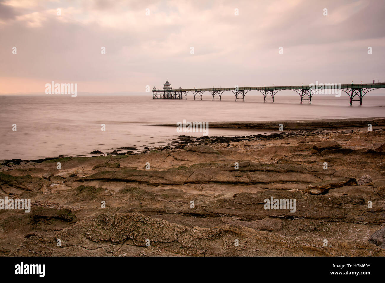 Clevedon pier nella luce della sera Foto Stock