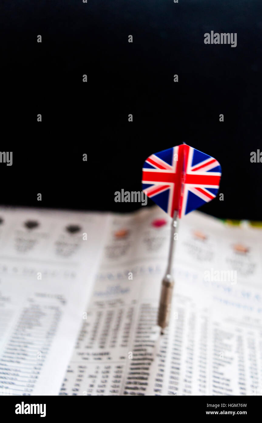 Brexit provoca turbolenze nei mercati finanziari - immagine concettuale. Dart Brexit colpisce la pagina finanziaria di un importante giornale. Foto Stock