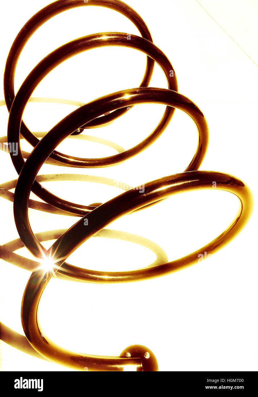 Design a spirale con una svasatura. Una spirale corta e piccola. Un gioiello elegante ispirato alle forme della natura, forme di fauna e flora. Foto Stock