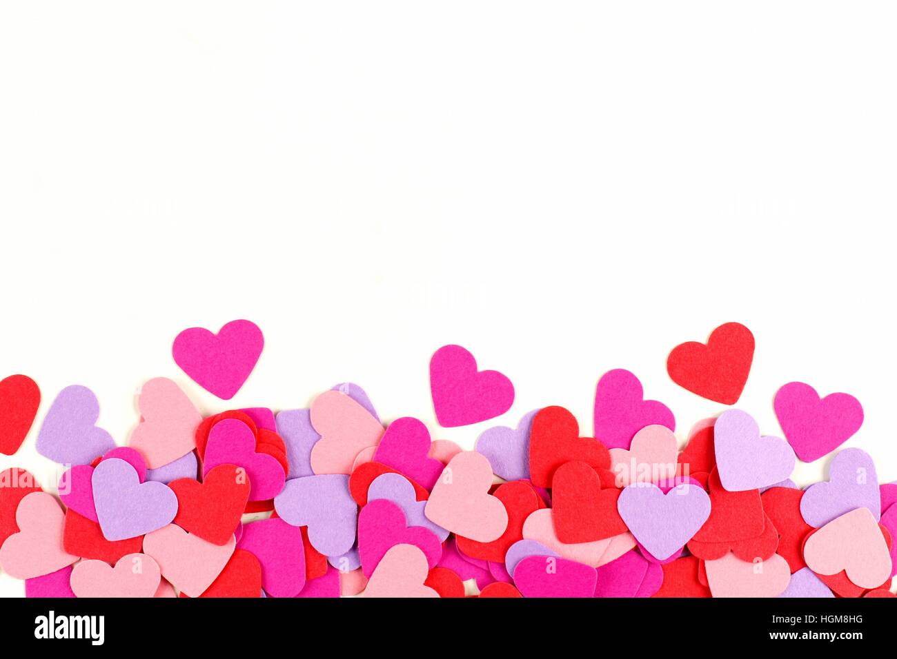 Il giorno di San Valentino confine di coloratissimi Cuori di carta su bianco Foto Stock
