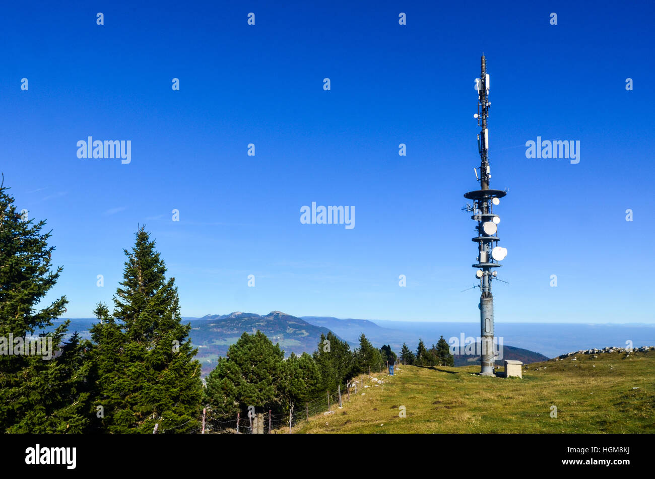 Torre cellulare sul vertice della Dent de Vaulion nel Giura svizzero Foto Stock