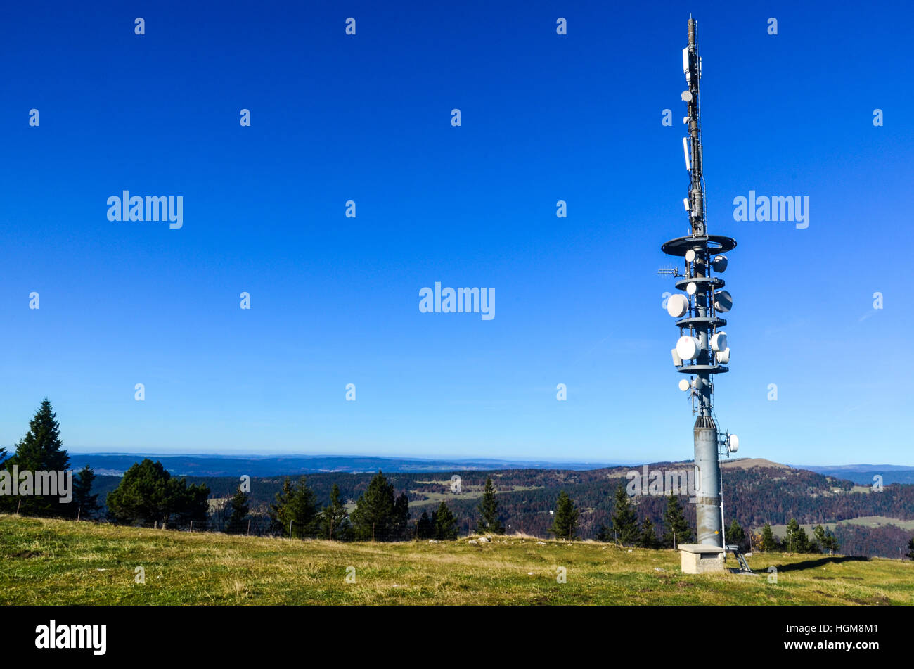 Torre cellulare sul Dent de Vaulion nel Giura svizzero Foto Stock