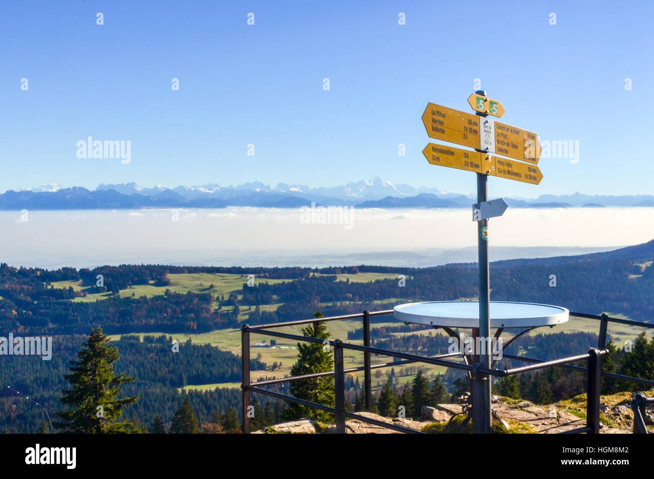 Escursionismo segni e il panorama delle Alpi Svizzere si vede dal Dent de Vaulion nel Giura, compreso Mont Blanc Foto Stock