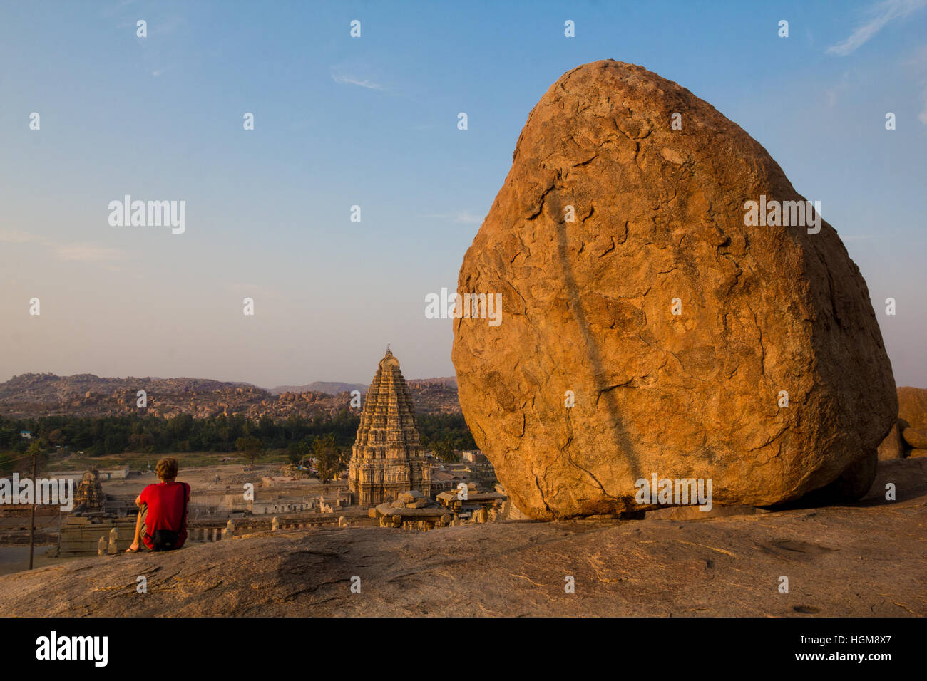 Uomo che guarda il Tempio Virupaksha di Hampi, da Hemakuta Hill, Hampi.Il Tempio Virupaksha visto dalla collina Hermakuta. Foto Stock