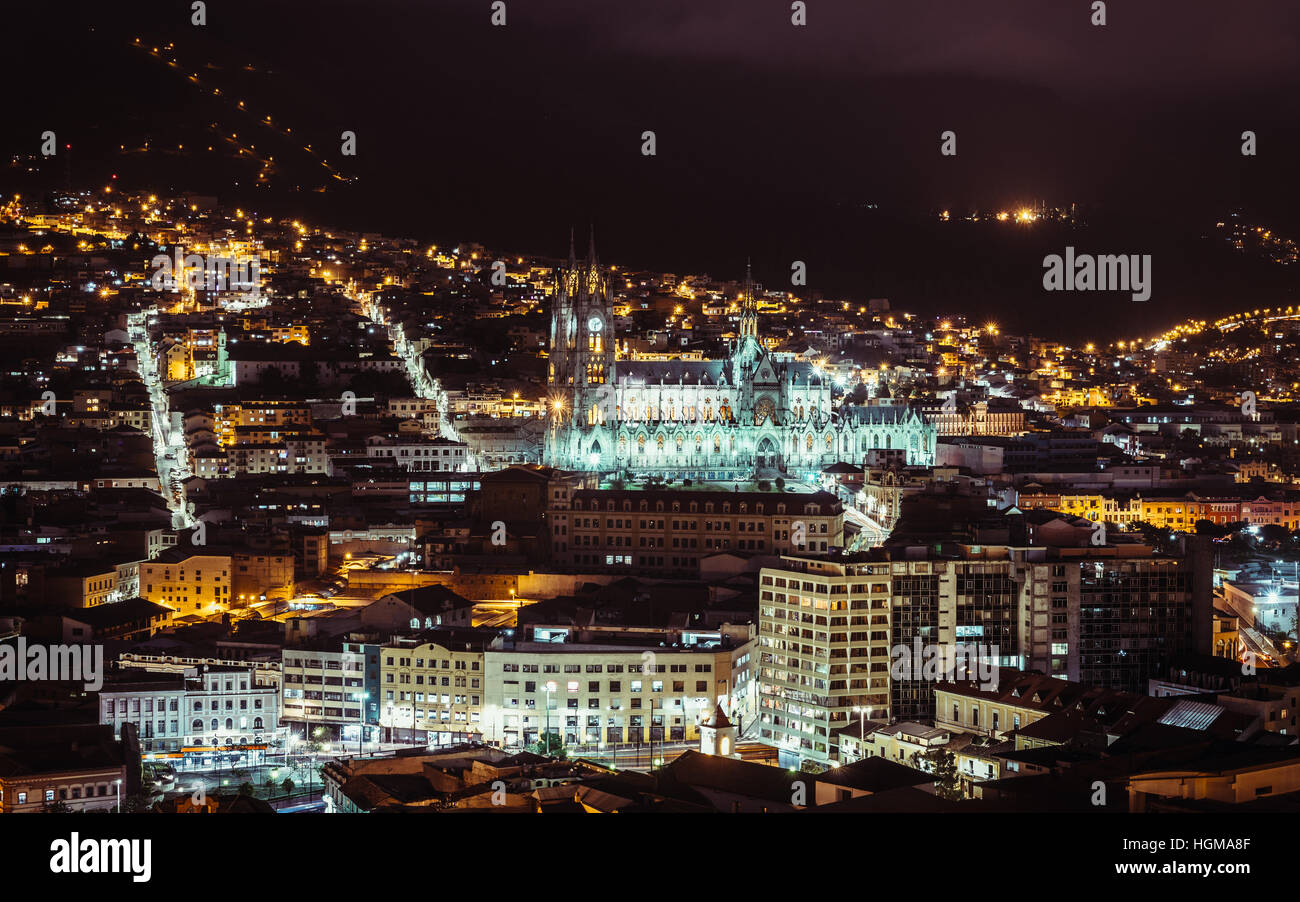 Tempo di notte vista della magnifica basilica di Quito, Ecuador Foto Stock