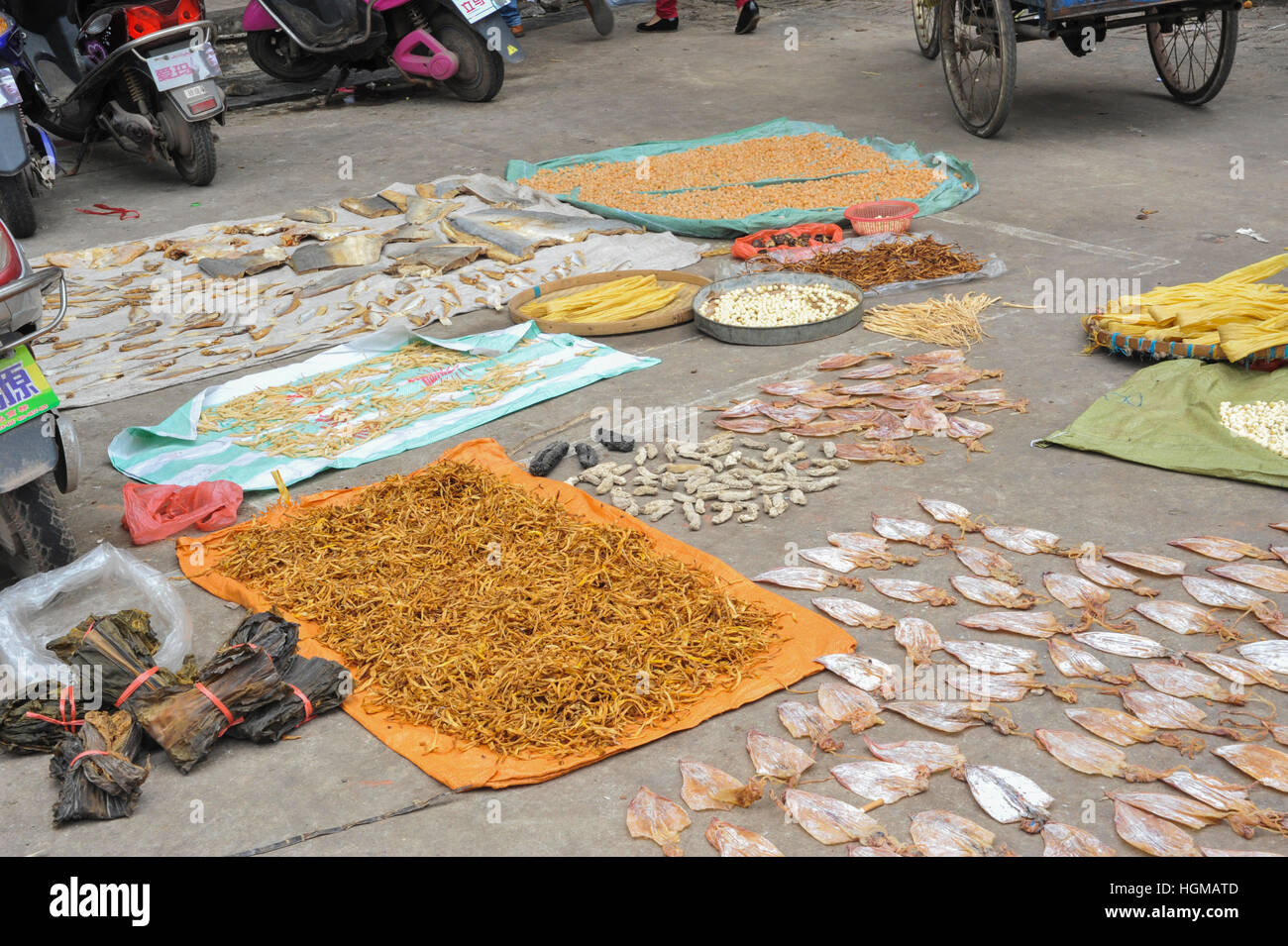 Prodotti secchi a un mercato in Cina Foto Stock