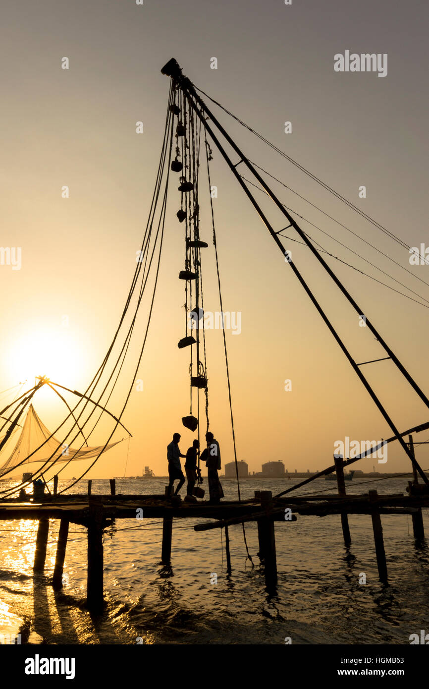 Cinese di reti da pesca in Fort Kochi, Kerala India Foto Stock