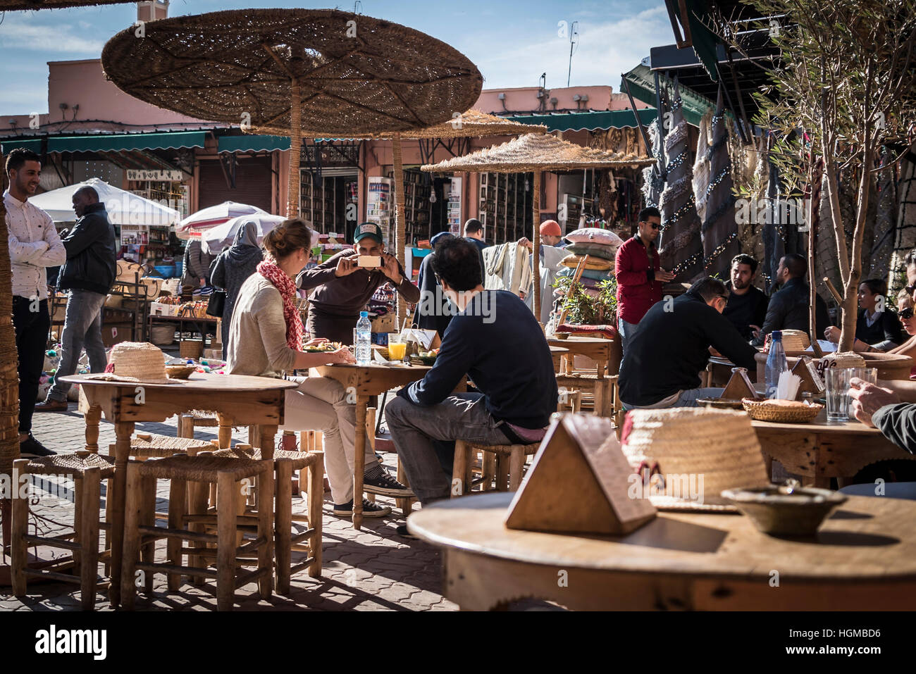 Un paio di posa per una foto sul loro telefono mentre nei souks Marrakech Foto Stock