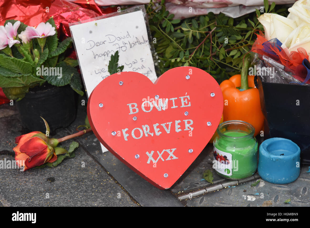 Omaggi floreali a sinistra da ventole sul primo anniversario di David Bowie morte,Brixton,London REGNO UNITO Foto Stock