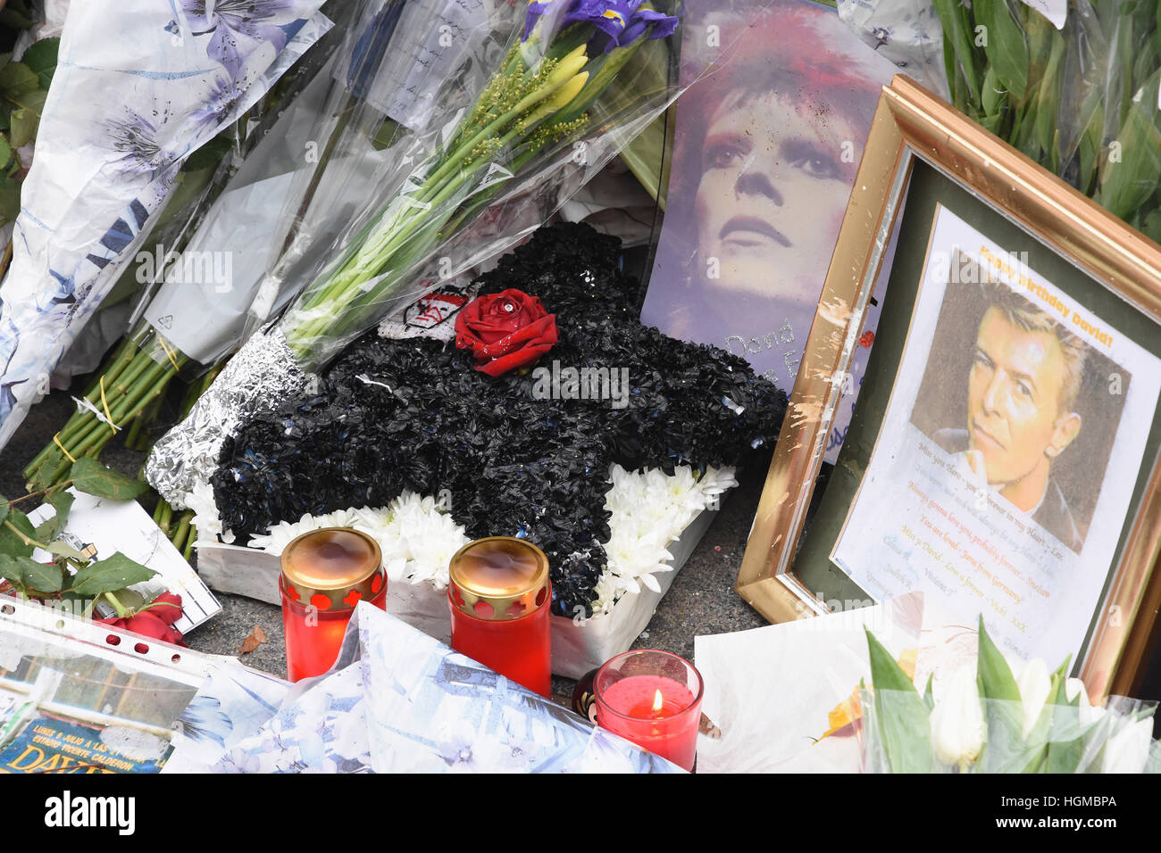 Omaggi floreali sinistra sul primo anniversario di David Bowie a morte il murale di Brixton,London REGNO UNITO Foto Stock