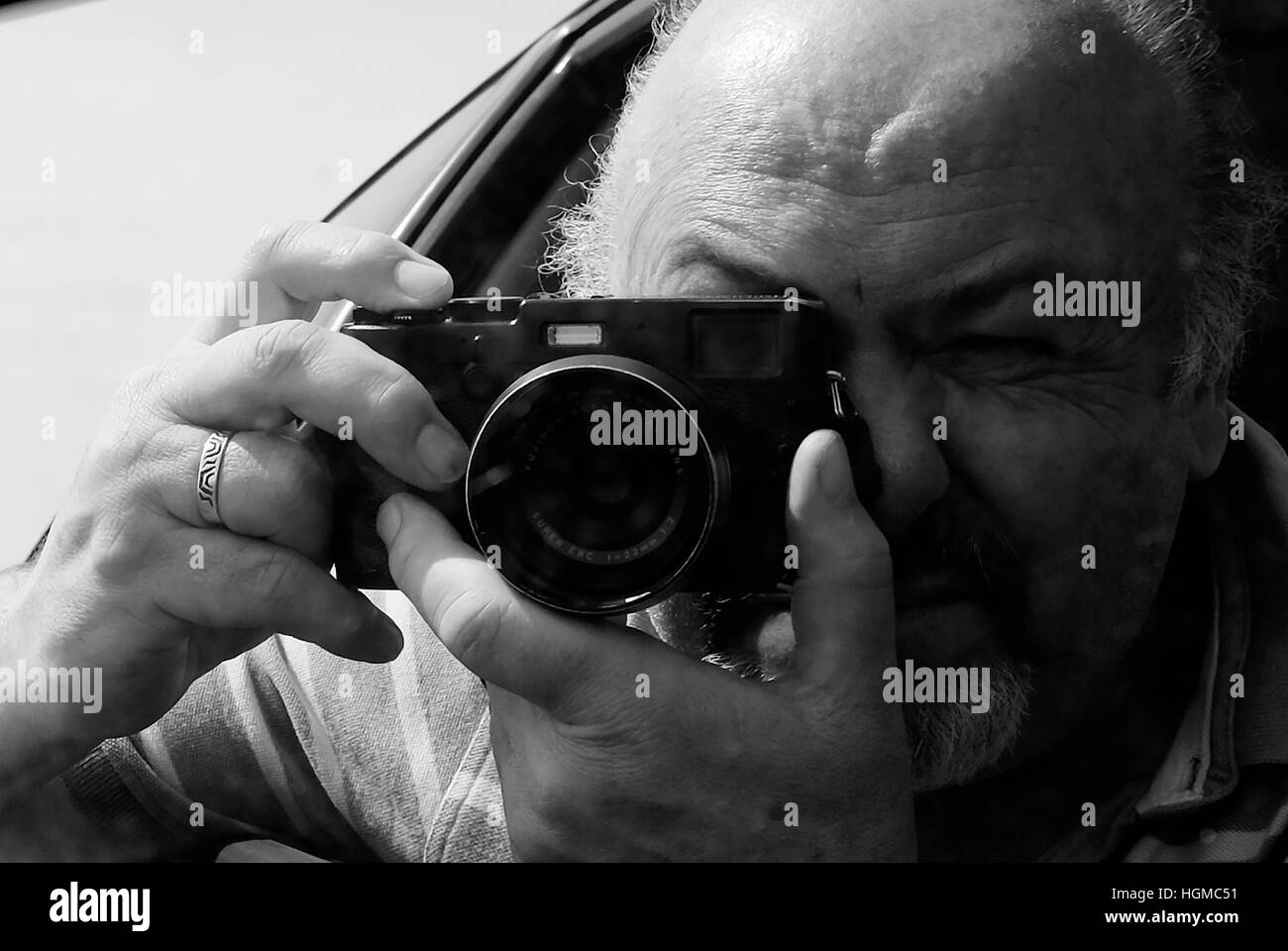 L'uomo prendendo fotografie con Fuji Fujifilm X100T telecamera in bianco e nero Isle of Wight England Regno Unito Foto Stock